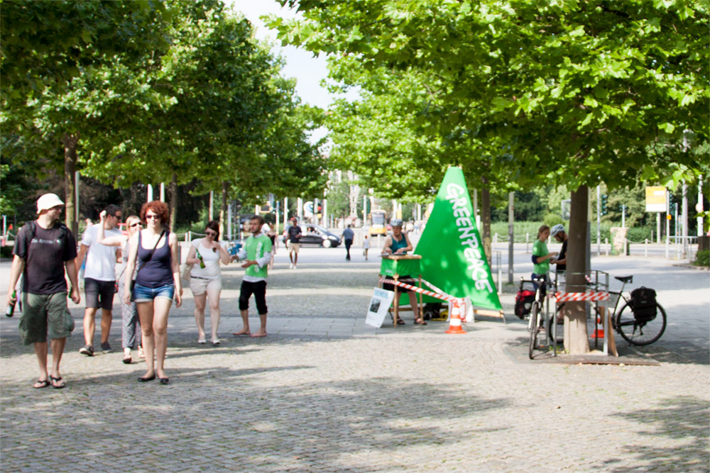 Greenpeace am Albertplatz / Jorge-Gomondai-Platz in Dresden Neustadt