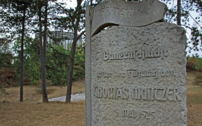 Ein Stein versteckt im Wald – das Bauernschlacht-Denkmal