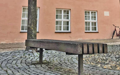 Nachts auf einer Bank vor der Hohen Schule in Ingolstadt