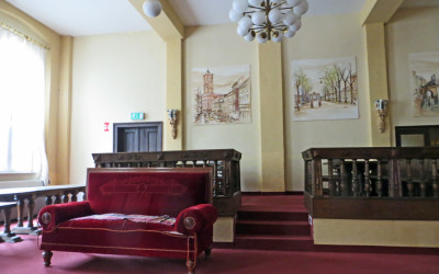 Das rote Sofa im Dorfladen von Altenhof am Werbellinsee