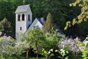 Von Obstbäumen umgebene Kapelle des Missionshaus Malche