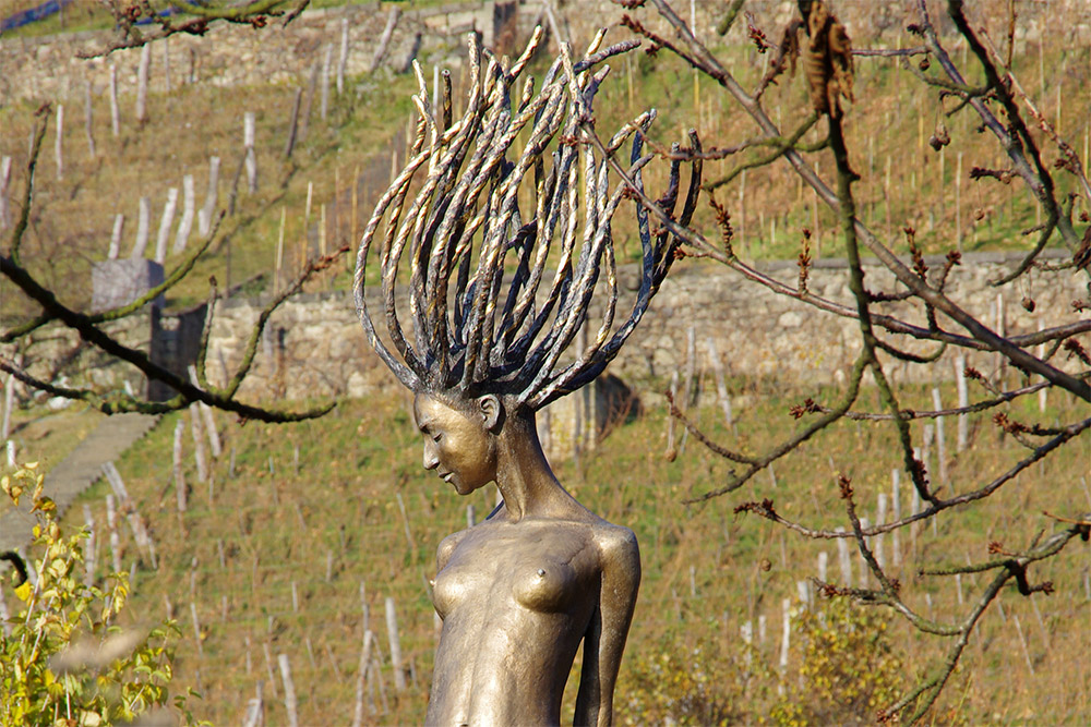 Tanzende Skulpturen im Weinberg