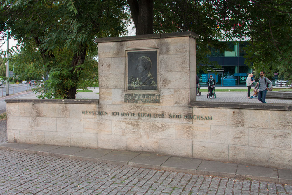 Julius-Fučík-Denkmal Straßburger Platz
