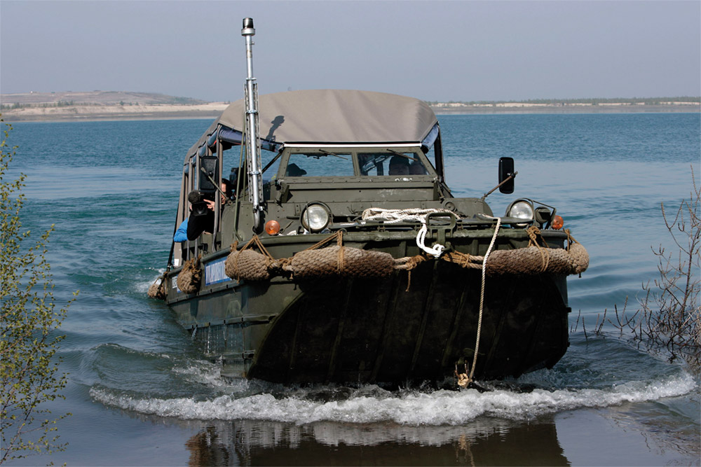 LKW und Fahrgastschiff – Amphibienfahrzeug am Störmthaler See