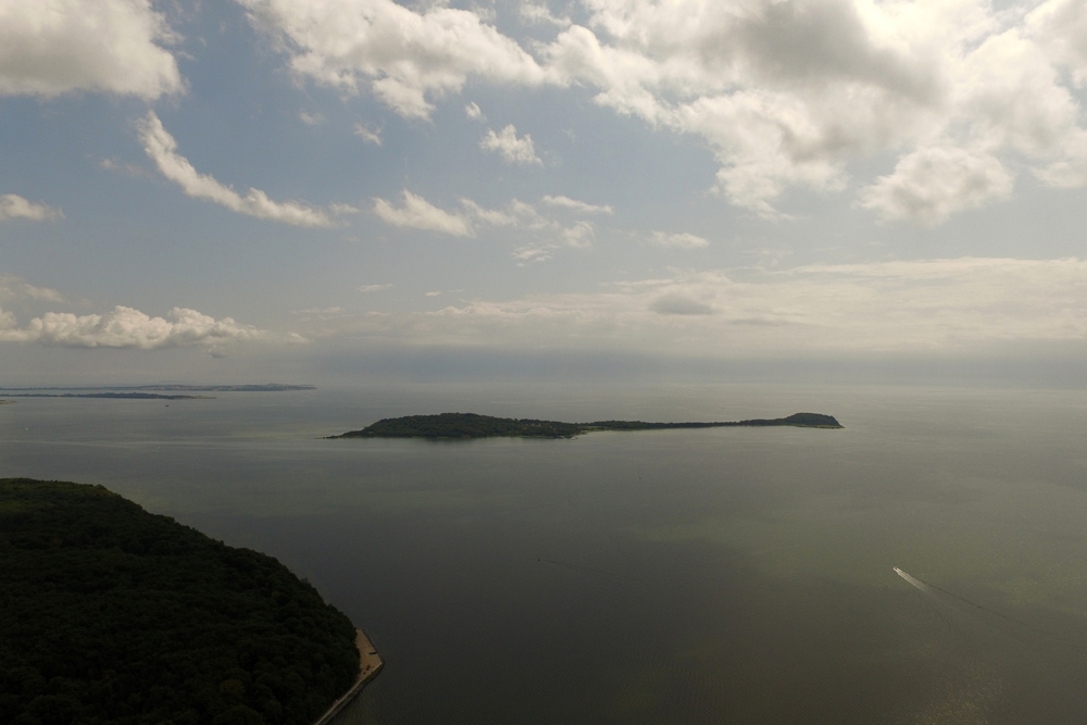 Die Insel Vilm ist ein Naturschutzgebiet und liegt im Bodden.