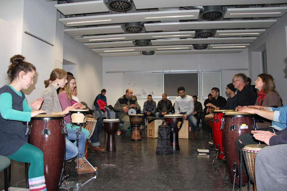 Paradiesisch Musizieren im Foyer der Evangelischen Hochschule Dresden