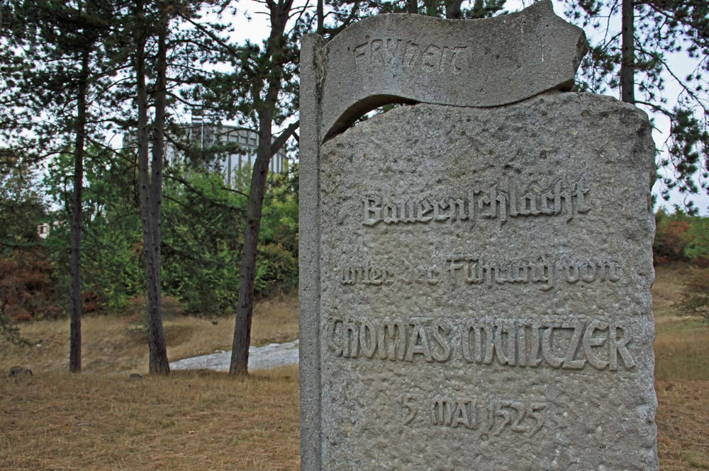 Ein Stein versteckt im Wald – das Bauernschlacht-Denkmal