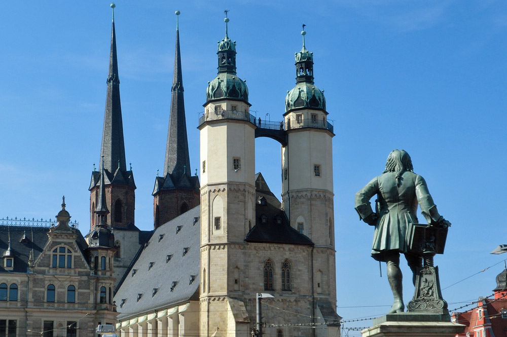 Treffpunkt Händelstatue am Marktplatz in Halle gegenüber Marienkirche, Marktkirche