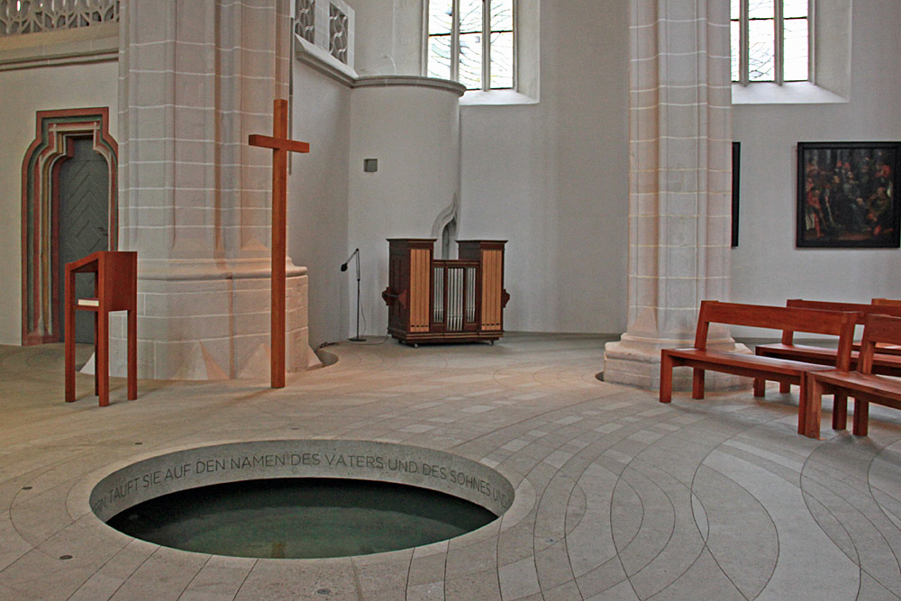 Bewegtes Wasser im Taufbrunnen der St. Petri Kirche in Eisleben