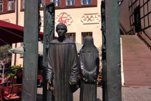 Figuren des Denkmalensembles vor dem Geburtshaus des Reformators Thomas Müntzer in Stolberg im Harz in Sachsen-Anhalt
