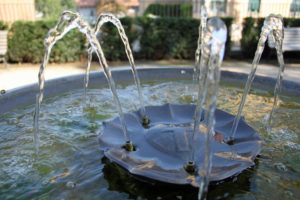 Brunnen mit Lutherrose im Kirchgarten der Lutherkirche Apolda