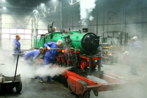 Bahn-Arbeiter an einer Dampflok im Dampflokwerk Meiningen