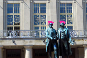 Blick auf Schiller und Goethe mit Pussy Hat (Collage) Theaterplatz vor Nationalmuseum