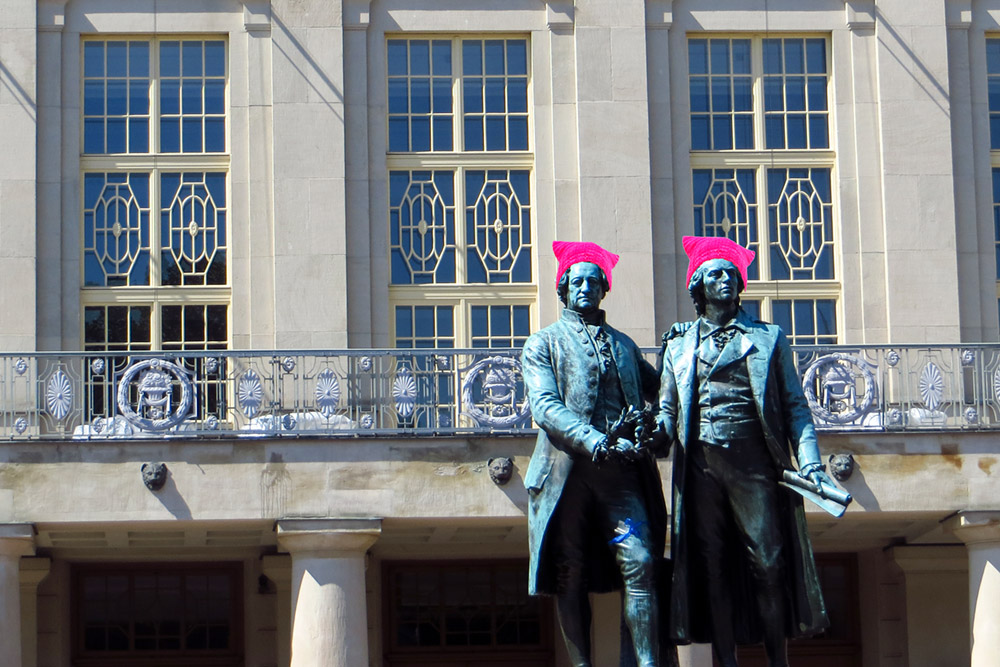 Vom Deutschen Nationaltheater in Weimar zur pinkfarbenen Wollmütze