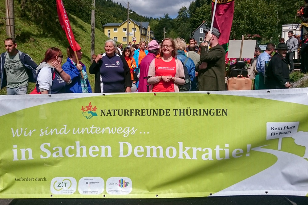 Demonstration für ein demokratisches Miteinander vor dem Naturfreundehaus Thüringer Wald in Gießübel in der Gemeinde Schleusengrund