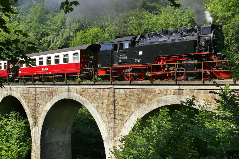 Harzquerbahn am Viadukt bei Ilfeld im Südharz
