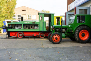 Traktor und Lokomotive auf dem Außengelände des IFA-Museum Nordhausen