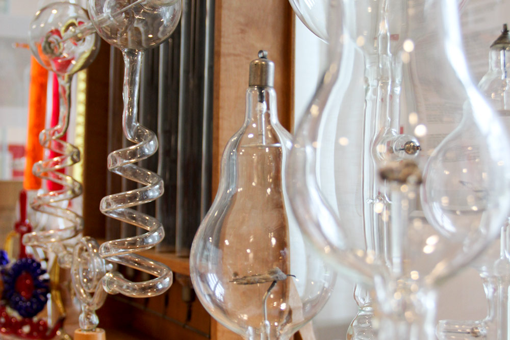 Geißlerröhre und physikalische Glasapparate im Glasapparatemuseum Cursdorf