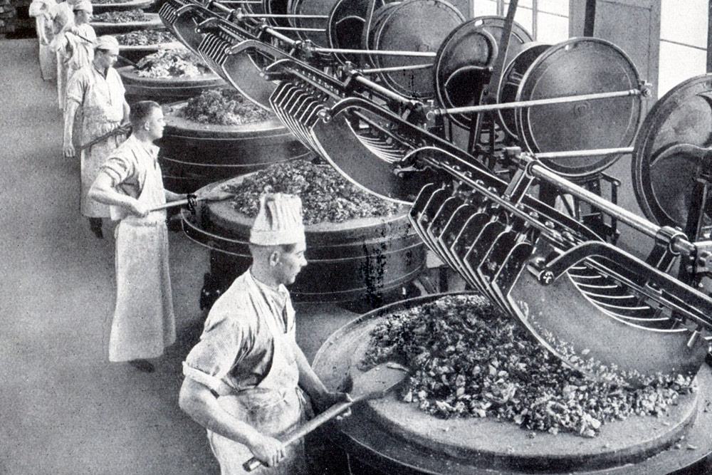 Industriearbeiter bei der Bratwurstherstellung (historische Aufnahme)