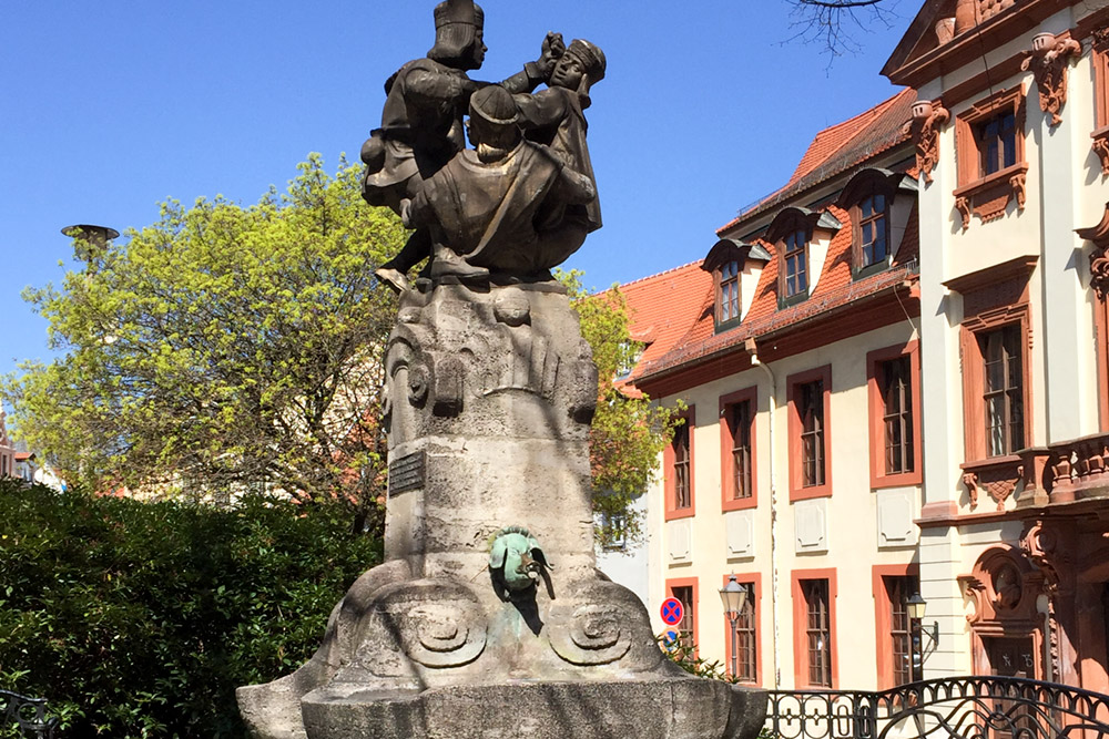 Spielende Wenzel auf dem Skatbrunnen in Altenburg