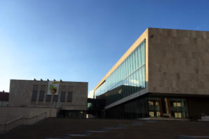 Außenansicht der Glasfassade der Nordhausender Stadtbibliothek im Zentrum