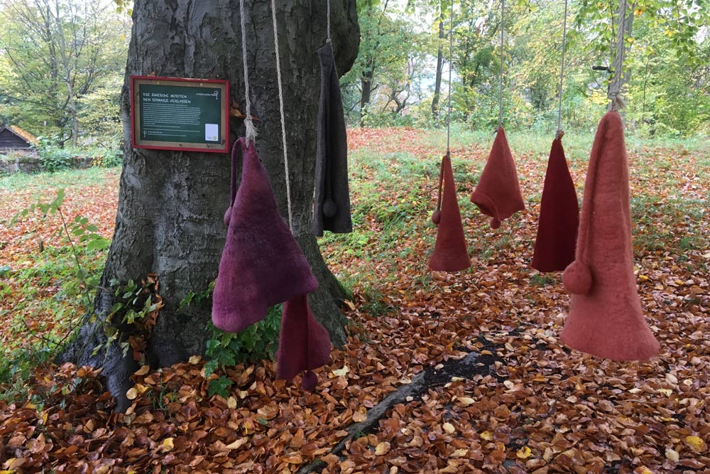 Zipfelmützen des Harzer Sagenpfades auf dem Burgberg in Ilfeld